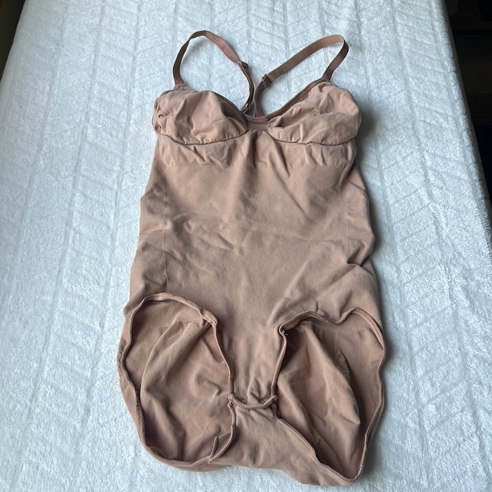 SKIMS Sculpting Snaps Bodysuit - Picture 4 of 8